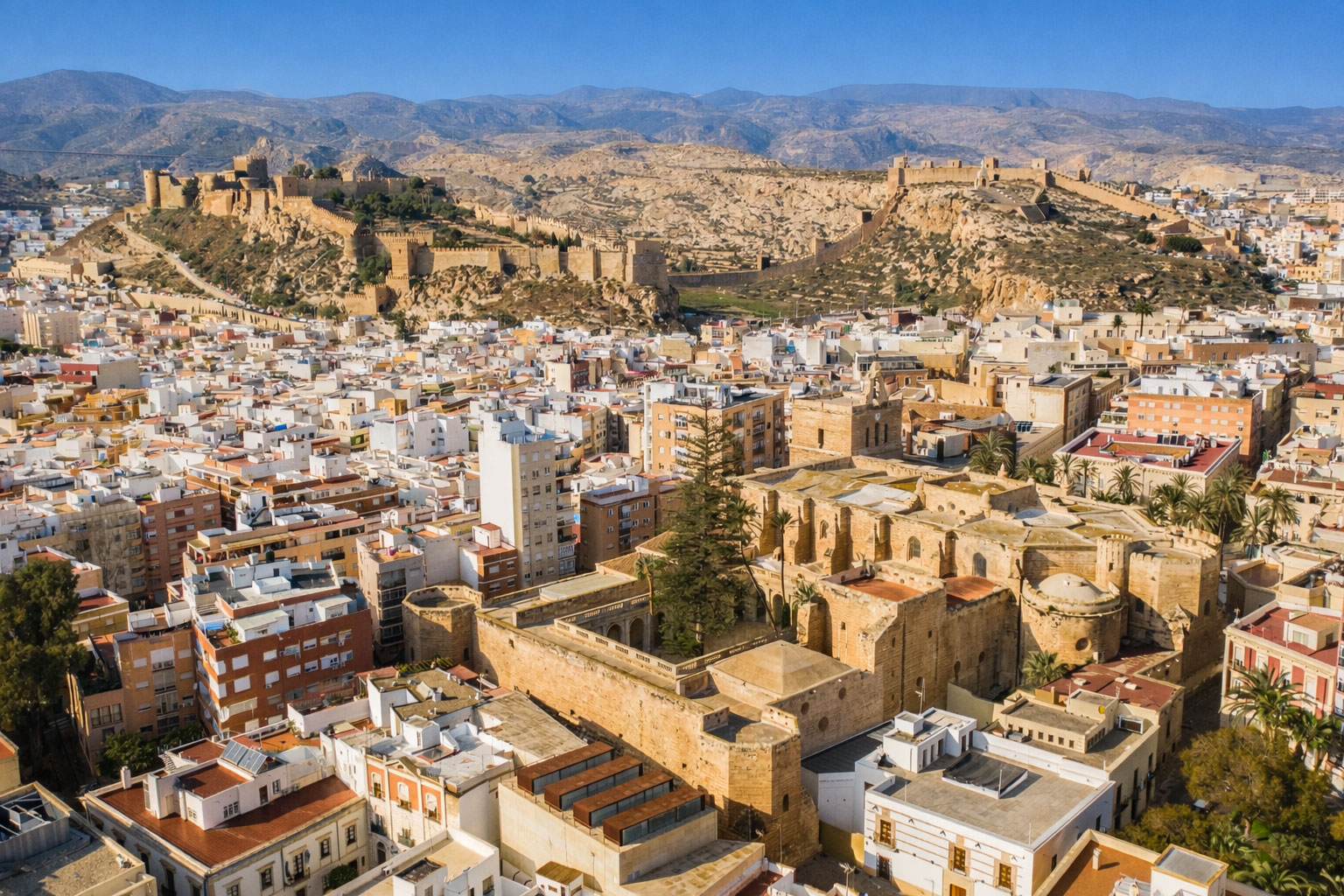 Vistas de la Alcazaba de Almería y de la catedral.