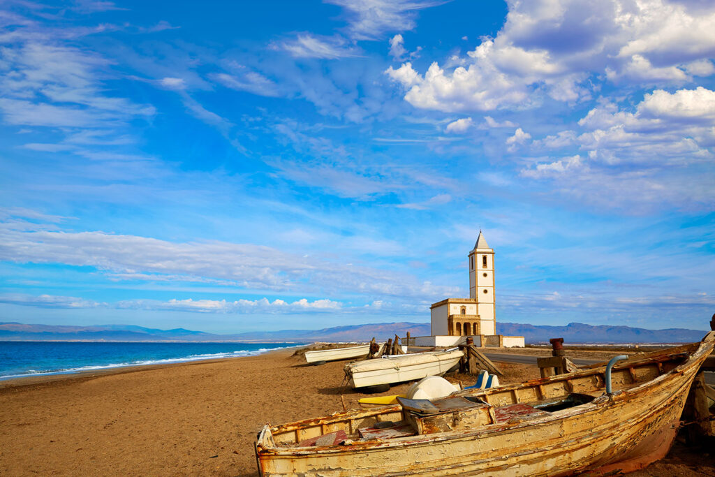 gabo-de-gata-iglesia Iglesia junto al mar en Cabo de Gata, Almería.